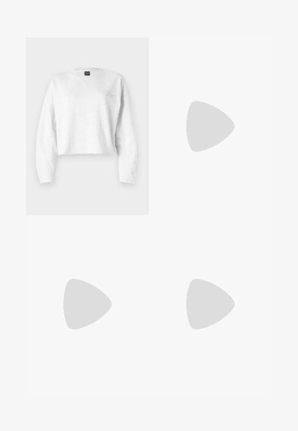 Skrajšan sivi sweatshirt iz mehkega materiala; ima V-izrez, dolge rokave in majhen izvezen logotip na levi prsni strani.; Široke jeans hlače iz denima v temno modri barvi, z detajlom sprednjega šiva, gumbnim zapiranjem in klasičnim pet-pocket dizajnom.; Črne lakirane sandale s peto, kvadratnim prstom, trakovi okrog gležnja in srebrnimi zaponkami. Opremljene so s stabilno Debelo peto.; Črna usnjena torba s svilnato teksturo, pravokotne oblike in dvema dolgima ročajema. Brez vidnih metalnih delov ali okrasnih elementov.