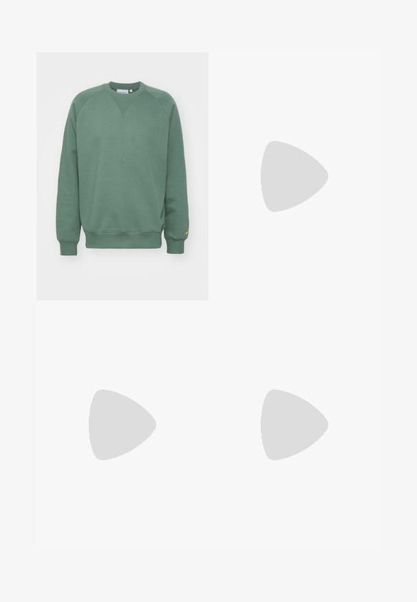 Zelená mikina s kulatým výstřihem, raglánovými rukávy a žebrovanými manžetami. Vyrobena z měkké látky s malou nášivkou na lemu.; Světle modré široké džíny z denimu, s mid-rise pasem, pěti kapsami a knoflíkovým zapínáním s úzkým kovovým akcentem.; Černé kožené mokasíny s třásněmi, se silnou černou podrážkou a žlutým prošíváním podél okraje. Texturovaný povrch.; Černá prošívaná taška na rameno s měkkou texturou, kterou má na sobě osoba v bílém grafickém tričku s výrazným textem. Neformální oblečení s džíny.