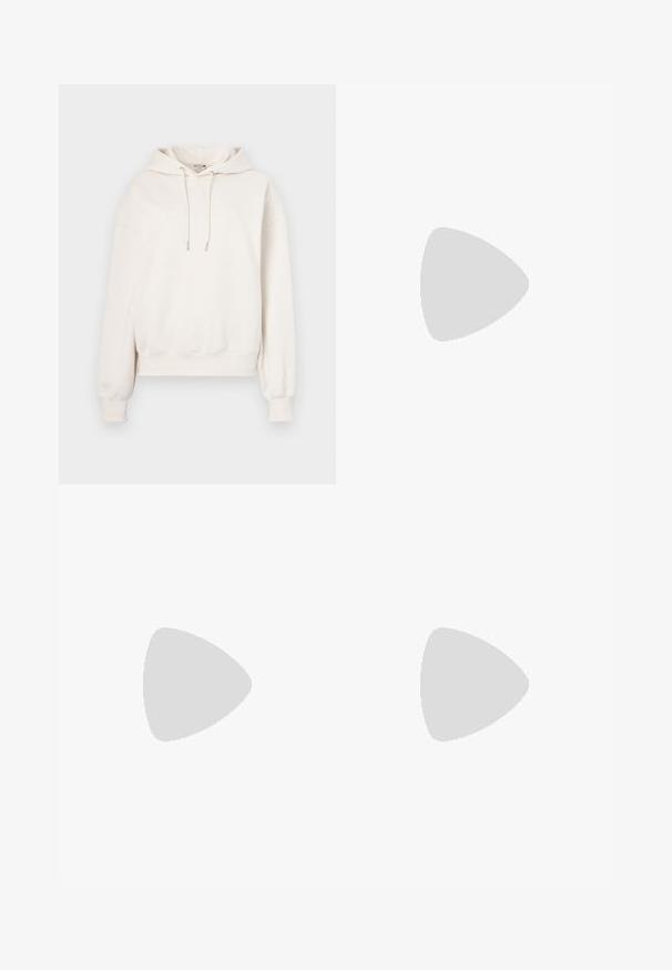 Felpa crema con cappuccio, dotata di cordino, polsini a costine e logo in rilievo sul davanti. Realizzata in morbido tessuto con una vestibilità comoda.; Pantaloni neri su misura con un design a gamba dritta, caratterizzati da una texture liscia e pieghe ben definite sul davanti. Senza hardware visibile.; Scarpa slingback nera con punta affilata e tacco basso, realizzata in pelle liscia e con un design a taglio laterale per favorire la traspirabilità.; Borsa a tracolla nera in pelle con forma curva, manico sottile, cerniera argentata e logo Calvin Klein sul davanti. Texture liscia e design minimale.