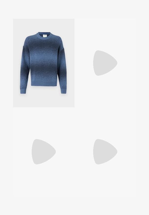 Pull en tricot à dégradé de bleu, avec un col rond, des poignets et un ourlet côtelés. Le design passe d'un bleu foncé à un bleu clair avec une finition texturée.; Pantalons à jambes larges en tissu gris foncé. Comprend des plis à la taille, un design ajusté et une silhouette droite.; Bottine en cuir marron avec un bout pointu, des panneaux latéraux élastiques, des détails texturés sur le devant et un petit talon empilé.; Ensemble de cinq bagues en argent présentant divers designs : un motif en chaîne, une bande lisse, une bande à trous, et des accents en dentelle.