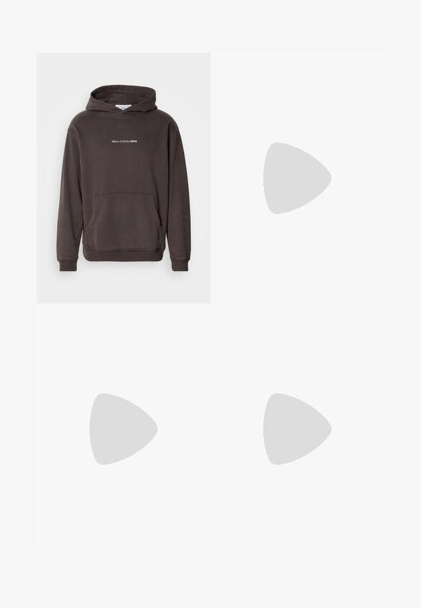 Brun hættetrøje med en forlomme, ribbet manchetter og kant. Viser en hvid logo-tekst "Marc O'Polo DENIM" på brystet. Blødt materiale.; Grå bomulds-loungebukser med elastisk talje, snor og to sidelommer; lige ben-design, blød tekstur, uden mønstre.; Hvid løbesko med mesh-overdel, reflekterende detaljer og en polstret sål med dybe spor for godt greb. Elastiske snørebånd medfølger.; Solbriller med en slank, lys grå plastikramme, indpakningsdesign, mørke linser og en glat overflade. Har minimal branding på siden.