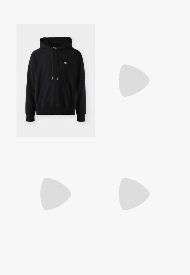 Hoodie preto feito de algodão macio, com um bolso frontal, capuz ajustável com cordão e um pequeno logotipo branco no peito.; Camisa de algodão branca de mangas longas com decote redondo, fendas laterais na parte inferior e uma textura suave, mostrada de trás.; Calças de ganga azul claro com um design de perna reta, cinco bolsos, fecho de botão, desgaste mínimo e detalhes de costura em contraste.; Sapatilha branca com um cabedal em couro liso e de perfil baixo. Apresenta um bico redondo, seis ilhoses e uma sola de borracha texturizada.