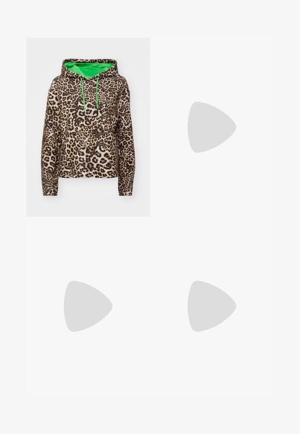 Luipaardprint hoodie met een groene binnenvoering, trekkoord en een ontspannen pasvorm. Gemaakt van zachte, gestructureerde stof.; Donkerblauwe denim jeans met een rechte pasvorm, vijf zakken en contrasterende oranje stiksels. De tailleband heeft een metalen knoop en een ritssluiting.; Witte hardloopschoen met een ademende mesh bovenkant, geprofileerde accenten en een gevoerde zool. Voorzien van een snelvetersysteem voor gemakkelijke pasvorm.; Zwarte plastic zonnebril met groene lenzen, vierkante montuur, zilveren accent op de wenkbrauw en een gestructureerde tempel. Merken vermeld op de binnenkant van de arm.