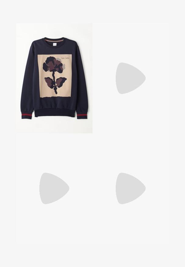 Felpa navy con un pannello centrale beige caratterizzato da una grande stampa floreale scura. Maniche a costine con dettagli rossi. Tessuto morbido.; Jeans in denim nero con una vestibilità dritta, dotati di chiusura a bottone, cinque tasche e dettagli di cucitura lungo le cuciture.; Sneaker bianche basse in pelle testurizzata, con suola rigata color crema e dettagli sul tallone color marrone chiaro. Presentano lacci bianchi e un logo sul tallone.; Occhiali da sole con montatura nera e lenti scure. Dettagli notevoli includono piccoli accenti dorati sulle cerniere e una forma rettangolare.