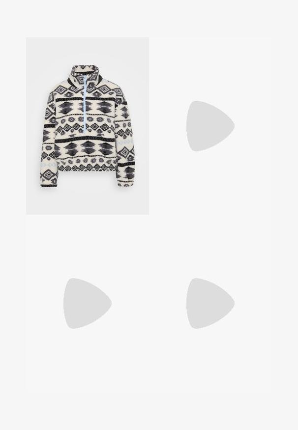 Fleece-pullover med halv-zip-design, med et geometrisk svart og grått mønster på en kremfarget bakgrunn og lys blå glidelåsdetaljer.; Grå denimjeans med rett ben-design, fem-lomme stil, subtil falming, og knappelukking i midjen.; Brune semska plattformstøvler med elastiske sidepaneler og orange rekkehalser, parret med en knelange lys denimskjørt på et tregulv.; Sølv ringøredob med en polert finish, med små gull detaljer og en rund form, båret på øreflippen.