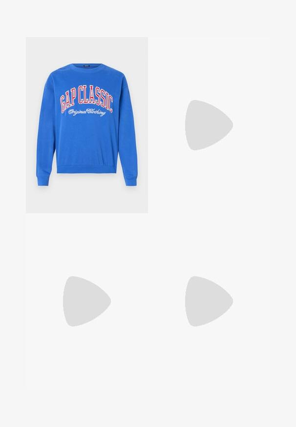 Blå sweatshirt i bomullsblandning med "GAP CLASSIC" i röd och vit text över bröstet. Enkel design med rund halsringning.; Raka jeans i blå denim med en blekt tvätt, med femfickorsdesign, metallknapp och bälteshällor. Strukturerad, medelviktig tyg.; Vit sneaker med svarta och grå accenter, med en strukturerad grå tådel, svart gummisul, och platta vita skosnören. Ren design, minimalistisk stil.; Svart läder axelväska med dragkedjestängning, som har en texturerad yta, vit sömnad och ett bälte med silveröglor.