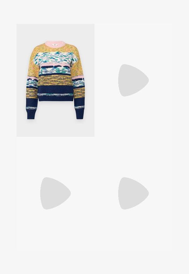 Gestickter Pullover mit rundem rosa Halsausschnitt, ausgestattet mit einem gelben, blauen und weißen Muster, mit gerippten Bündchen und Saum, sowie einem cropped Design.; Beige Cordhosen mit lockerer Passform, ausgestattet mit einem Kordelzugbund, zwei Fronttaschen und vertikal geripptem Muster.; Hellgraue Sneaker aus Wildleder und Mesh, mit drei weißen Streifen, runder Zehenpartie und einer Sohle aus Gummi. Goldenes Logo-Detail nahe der Schnürsenkel.; Silberne Creolen mit gedrehter Gestaltung, ausgestattet mit einer polierten Oberfläche und einer Steckverschluss. Sie haben einen Durchmesser von ca. 3 cm.