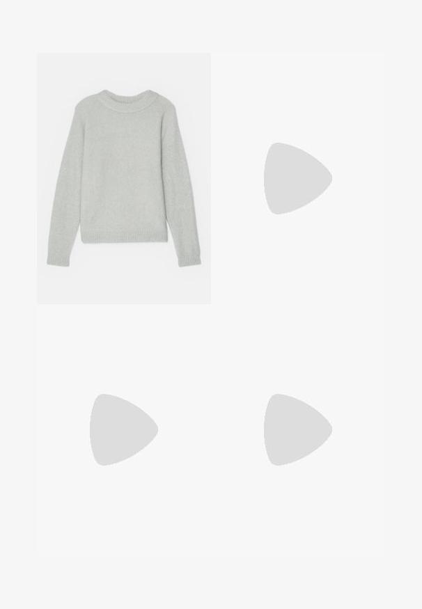 Helles graues Strickpullover mit ribbeligem Rundhalsausschnitt und ribbeligen Bündchen. Klassische Passform und weiche Textur, keine sichtbaren Muster oder Designs.; Weite Hosen aus dunkelbraunem Stoff mit einem elastischen Taillenbund, die eine glatte Textur und klare Linien für einen eleganten Look aufweisen.; Braune Leder-Wedge-Pumpe mit spitzem Zeh und runder, ballförmiger Ferse. Glatte Textur mit einem schlichten Design und minimalen Akzenten.; Braune Leder-Handtasche mit gerafftem Design, einem kurzen Ledergriff und einem Kettenriemen. Sie verfügt über einen silbernen Metallverschluss mit zwei runden Akzenten.