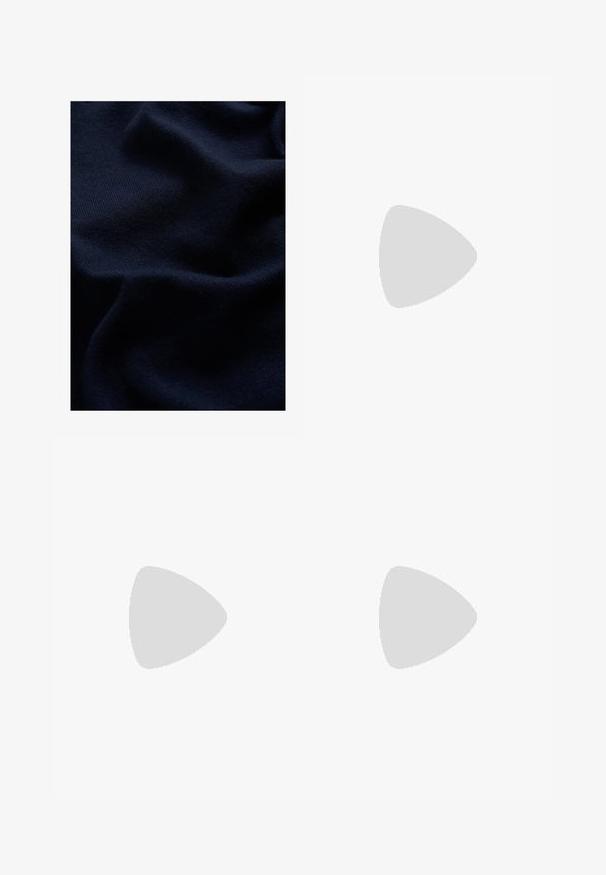 WE Fashion THE COMFORT - Pulover - blue; Cămașă albă cu mânecă scurtă și fermoar, realizată dintr-un material texturat, având un guler și două buzunare frontale cu clapete pătrate.; Pantaloni bej cu croi drept, dotati cu un singur nasture negru, bucle pentru centură și buzunare laterale. Textură de țesătură netedă și design minimal.; Adidași albi cu un superior din țesătură texturată, șireturi plate și o talpă cu perne de aer vizibile pentru suport suplimentar.