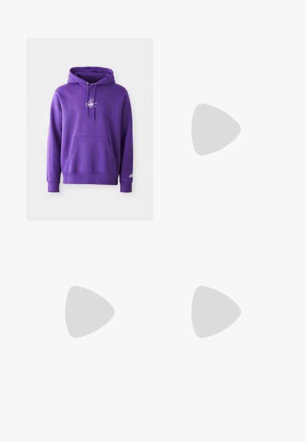 Sudadera morada hecha de material suave, con un bolsillo frontal, capucha con cordón y un logotipo blanco en el pecho. Textura lisa.; Camiseta de algodón lila claro con gráfico de un caballo alado rosa y azul, con el texto "NIKE" y "atletismo", mangas cortas y cuello redondo.; Joggers de lavanda claro hechos de una tela suave, con una cintura elástica y tobillos fruncidos. Presentan un sutil logotipo en el lateral.; Zapatillas deportivas blancas con superposiciones texturizadas, una suela gruesa y acentos grises. Llevadas con calcetines blancos hasta la pantorrilla y pantalones cortos verdes sobre una superficie azul.