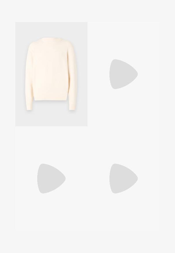 Lichtcrème pullovertrui met een ronde halslijn, ribbelmanchetten en -zoom. Zachte textuur, ontspannen pasvorm en geen zichtbare patronen of accenten.; Bruin gebreid pullover met een polo kraag, drie knopen bij de hals en lange mouwen. Zachte textuur, geribde manchetten en zoom.; Lichtblauwe denim jeans met een rechte pasvorm, hoge taille, vijf zakken en sluiting met bovenste knoop. Kenmerkt zich door een vervaagde wassing en contrasterende stiksels.; Witte sneaker met zwarte en grijze accenten, voorzien van een grijze neus met textuur, zwarte rubberen zool en platte witte veters. Schoon ontwerp, minimalistische stijl.