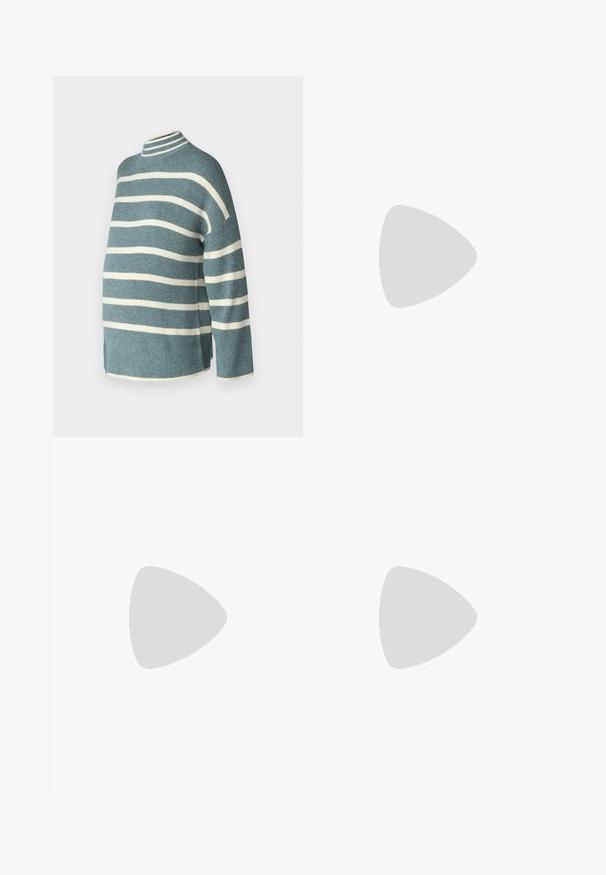Blaugrüner gestreifter Pullover mit weißen horizontalen Streifen, geripptem Textil, hohem Kragen, oversized Passform und Schlitzen an den Seiten für mehr Bewegungsfreiheit.; Hellgraues Langarmoberteil mit Rundhalsausschnitt, puffärmeligen Ärmeln und lockerer Passform, entworfen für Komfort während der Schwangerschaft.; Schwarzer gerippter Midirock mit enger Silhouette, der vertikale Linien für Textur aufweist. Hergestellt aus einem dehnbaren Stoff für Komfort.; Weißer Sneaker aus glattem synthetischem Material mit runder Spitze, Schnürdesign, flacher Sohle und dezenten Perforationen.; Schwarze Handtasche mit strukturierter Form, glatter Textur und einem metallischen Verschluss. Kombiniert mit weiten schwarzen Hosen und offenen Sandalen auf einem Holzboden.