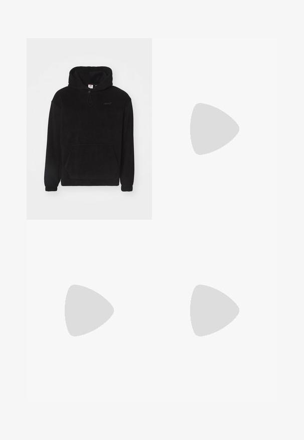 Črna flis jopica s sprednjim žepom, kapuco na vrvico in rebrastimi manšetami. Ima diskreten logo na prsih. Mehak material.; Črne jeans hlače s ravnim krojem, ki imajo sprednjo gumbno zapiranje, zanke za pas in dva stranska žepa. Teksturna tkanina.; Črne usnjene loafersice z gladko površino, okroglo združeno, dekorativno sponko z zlatimi detajli in trdim črnim podplatom.; Burgundska puhasta jakna s V-izrezom in gumbi, nošena čez belo srajco. Na njej je črna torbica čez ramo z logotipom "OBEY".