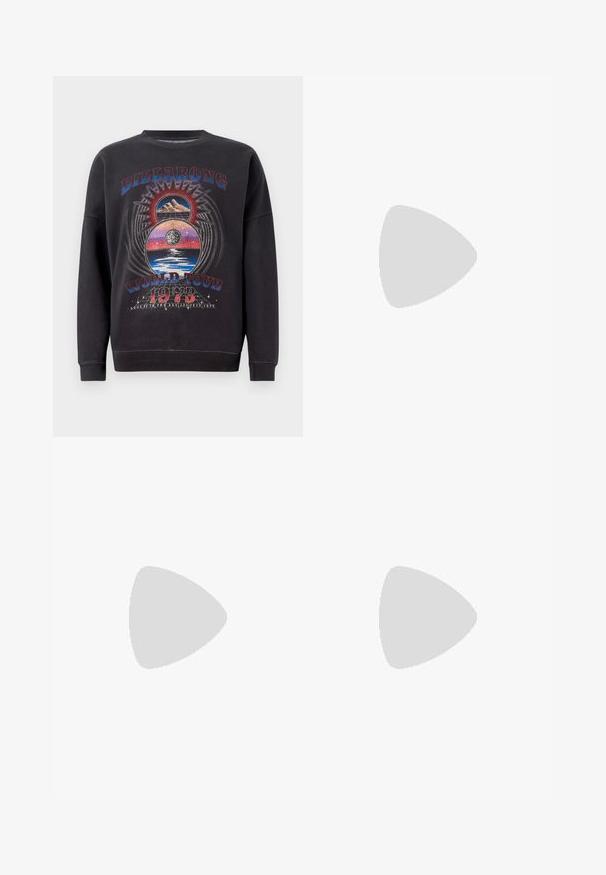 Zwart sweatshirt met een grafisch ontwerp met de tekst "BILLABONG WORLD TOUR 1973", bergen en hemelse elementen in meerdere kleuren.; Zwart katoenen t-shirt met een kleurrijk grafisch ontwerp met bloemen, zonnestralen en de tekst "SUNSET ROXY CHASER Sinds 1990" prominent weergegeven.; Lichtgroene katoenen shorts met een elastische tailleband en trekkoord. Voorzien van zijzakken en een gestructureerde stofafwerking.; Witte leren sneaker met beige suède accenten, geperforeerde neus, platte veters en een gestructureerde crèmekleurige zool. Heeft subtiele branding op de hak.; Paars getinte rechthoekige zonnebril met een dunne gouden metalen rand. Voorzien van duidelijke neuspads en lichtpaarse plastic pootjes.