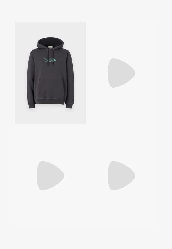 Dunkelgrauer Kapuzenpullover mit Kängurutasche, verstellbarem Kapuzenzug und grüner Dinosaurierstickerei auf der Brust. Weiches Baumwollmaterial, bequeme Passform.; Hellgraue Jogginghose aus weichem, strukturiertem Stoff mit einem Kordelzugbund und Seitentaschen; weit geschnitten und lässig.; Schwarze Leder-Schnürschuhe mit runder Zehenform, strukturierten Oberflächen und dicker Gummisohle. Getragen mit hochgekrempelten schwarzen Hosen vor einem Betonhintergrund.; Schwarze Leder-Crossbody-Tasche mit zylindrischer Form, Reißverschluss und verstellbarem Riemen. Glatte Textur mit minimalistischen Designdetails.