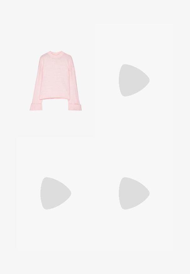 Ljust rosa stickad tröja med ribbstickade ärmar, krage och nederkant, med en något croppad passform och långa ärmar.; Beiga ribbade leggings med ett brett midjeband, tillverkade i ett elastiskt material med en tajt passform från midjan till ankeln. Inga märkbara mönster eller detaljer.; Beiga plattformssandaletter med tjocka sulor har en remdesign och justerbara ankelremmar. Bärs med vida jeansbyxor, där ena fållen är trasig.; Vit axelväska med en strukturerad yta, en centralt placerad spänneaccent och en rundad form. Dragkedjestängningar på båda sidor.