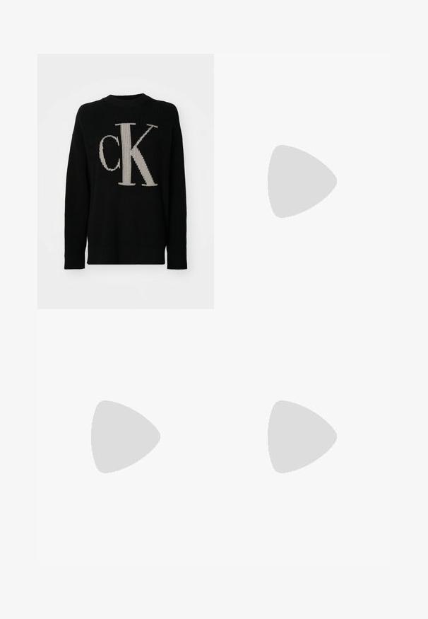 Črn pleten pulover z rebrastimi robovi in velikim bež logotipom "CK" spredaj. Ima klasičen krožni izrez in sproščen kroj.; Črne krojene hlače s direktnim krojem, ki se ponašajo z gladko teksturo in ostrimi pregibi spredaj. Ni vidne kovine.; Črne usnjene sandale na peto z ostro konico, ki imajo tanko peto in zlat ton na nastavljivem traku. Gladka tekstura.; Črna usnjena torbica s strukturnim dizajnom, ki ima skrajšano obliko, zgornji ročaj in zlate dodatke. Vključena je nastavljiva ramenska naramnica.