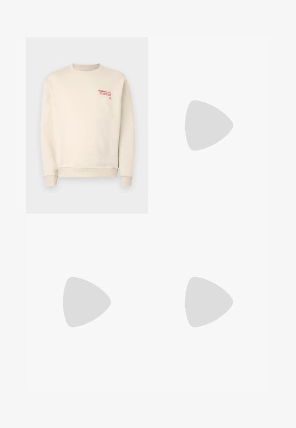 Felpa crema realizzata in morbido tessuto, con polsini e orlo ribattuti. Testo del logo rosso sul lato superiore sinistro, con una trama generale liscia.; Jeans in denim blu scuro con design a gamba dritta. Presentano cuciture visibili, una chiusura con bottone e pieghe frontali per un tocco di dettaglio in più.; Sneaker neri in pelle con strisce bianche, suola in gomma texturizzata e allacciatura frontale. Presenta un'etichetta con il marchio sulla linguetta.; Borsa a tracolla nera in pelle con chiusura zip, logo impresso sul davanti e tracolla regolabile. Texture liscia con forma rettangolare.