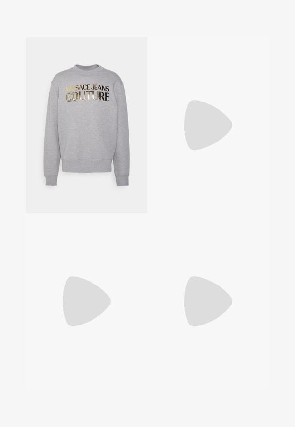 Versace Jeans Couture MELANGE FLEECE - Camisola - grey; Bermudas de ganga escuras com costura em contraste, cinco bolsos, fecho de botão e um design de corte reto. Sem padrões ou texturas visíveis.; Sapatilhas pretas em material sintético suave. Possuem fecho com atacadores e detalhes texturizados na parte superior. Sola de borracha com padrão de aderência.; Óculos de sol preto em formato de olhos de gato com lentes escuras, armação de plástico, hastes finas e uma branding subtil na parte interna da haste. Acabamento mate.