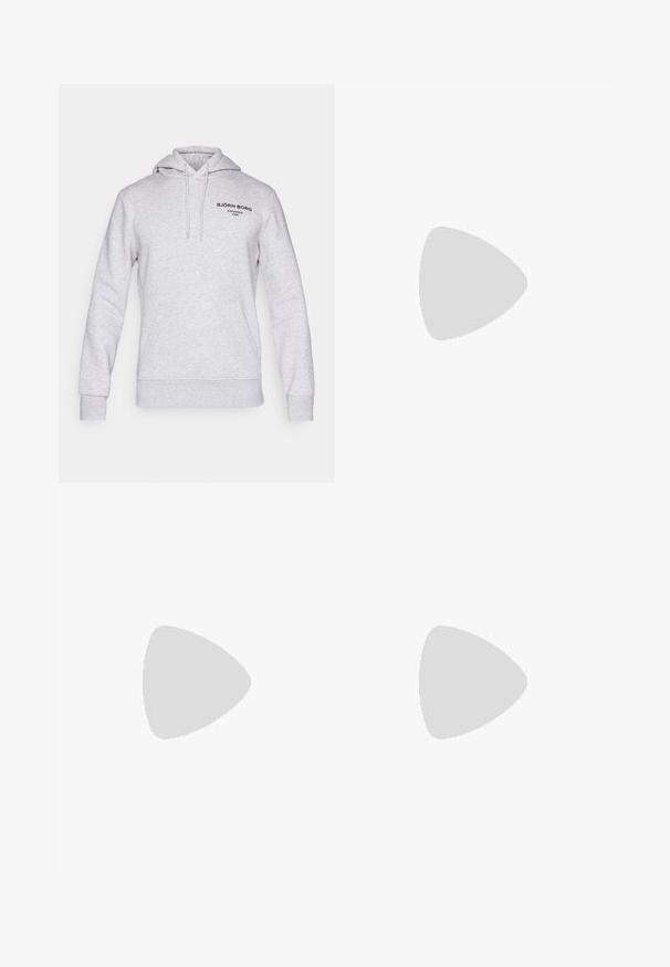 Sweatshirt cinza feito de uma mistura de algodão, apresenta um capuz com cordão, bolso frontal e detalhes de logotipo impresso em preto no peito.; Camisola atlética de mangas curtas brancas, feita de um tecido suave. Apresenta um decote redondo e um logótipo cinza no lado esquerdo do peito, com aberturas laterais na barra.; Calções de desporto pretos feitos de tecido leve, com uma cintura elástica e um logo branco no lado esquerdo.; Shoe atlético preto com um superior texturizado, sola cinza com padrão de camuflagem e atacadores planos. Apresenta o logótipo da Under Armour de lado.
