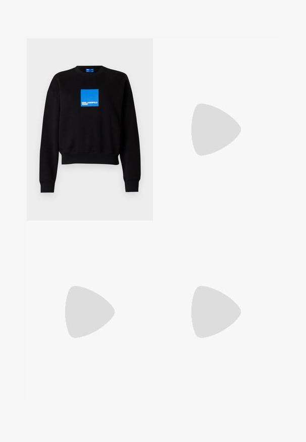 Fekete pulóver, rövidített fazonnal, kék négyzet alakú logóval, amely tartalmazza a "KARL LAGERFELD JEANS" feliratot. Puha pamut keverékből készült.; Fekete-fehér, fokozatos szabású nadrág, amely karcsú fazonnal és kontrasztos panellel rendelkezik. Az anyag sima textúrájú; a derékpánt lapos és jól illeszkedő.; Fekete bőrszíjjal ellátott magassarkú cipő, hegyes orral, karcsú sarkával és díszes csattal a vamp részén. Simás textúra és elegáns dizájn.; Fekete-fehér csíkos kézitáska, strukturált formával, felső fogantyúval, leválasztható lánc pánttal és fémes logóval.