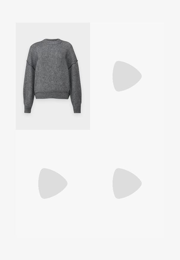 Šedý pletený svetr s kulatým výstřihem, dlouhými rukávy a žebrovaným lemem. Disponuje texturovanou tkaninou s mírně volným střihem.; Džínové kalhoty s rovnými nohavicemi v tmavě šedé barvě s jemným vyblednutím na stehnech a standardním pětikapsovým designem na bílém pozadí.; Černá atletická bota s texturovaným síťovaným svrškem, zpevněnou špičkou a rychlým systémem šněrování. Disponuje robustní podešví a mírným zvýšením paty.; Digitální hodinky Casio s černým ciferníkem, stříbrným nerezovým páskem, obdélníkovým pouzdrem a tlačítky pro osvětlení, resetování kola a nastavení režimu.