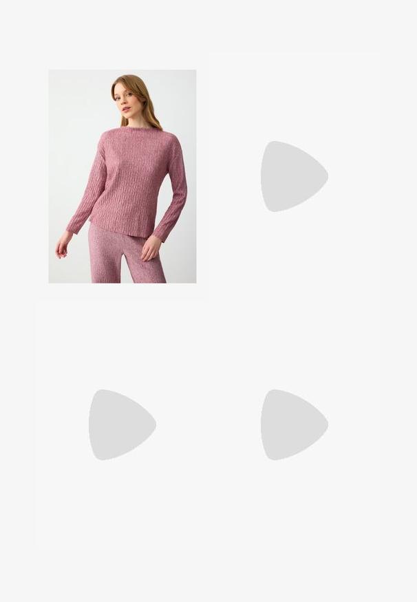 Maglione a maglia color rosa con un motivo a spina di pesce testurizzato, maniche lunghe e una vestibilità rilassata, leggermente accorciata.; Top a canotta bianco a coste con scollatura rotonda e senza maniche, caratterizzato da un orlo dritto e una texture liscia e elastica.; Jeans in denim grigio con taglio dritto, dettagli sfilacciati, cinque tasche e rivetti in rame. La cintura presenta un'etichetta con il logo.; Scarpe sportive con tomaia in pelle bianca, punta in suede grigia e tre strisce nere. Presentano un logo blu sulla linguetta e una suola in gomma testurizzata.