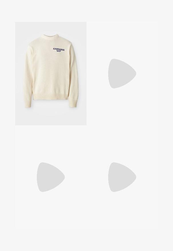 Pull en maille crème avec un col rond, des poignets et un ourlet côtelés, arborant le logo bleu "Carhartt WIP" sur le devant. Tissu texturé.; T-shirt en coton blanc à manches courtes, col rond, avec un petit logo doré sur la poitrine gauche. Texture douce et coupe régulière.; Jeans en denim bleu foncé avec une taille haute, une coupe droite, des coutures contrastantes et des poches appliquées à l'avant.; Baskets en daim noir avec des semelles en caoutchouc blanc et des rayures sur les côtés, associées à un pantalon cargo vert clair, posées sur une surface sombre texturée.