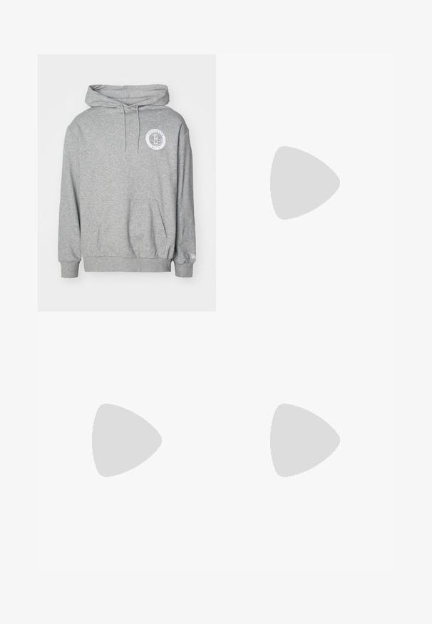 Grauer Pullover-Hoodie aus weichem Stoff, mit einer Fronttasche, Kordelzugkapuze und einem weißen runden Logo auf der linken Brust.; Marineblaues Langarmhemd aus Leinen mit Button-Down-Kragen, Frontknopfleiste und Manschetten. Es verfügt über eine subtile Textur und ein leichtes Design.; Dunkelgraue Chinos mit flachem Bund, Seitentaschen und Knopfverschluss. Glattes Baumwollgewebe, taillierter Beinschnitt und minimalistischer Stil.; Weiße Leder-Sneaker mit glatter Textur, runder Zehenpartie, Schnürdesign und einem kleinen navyfarbenen Absatz mit einem roten Detail an der Sohle.