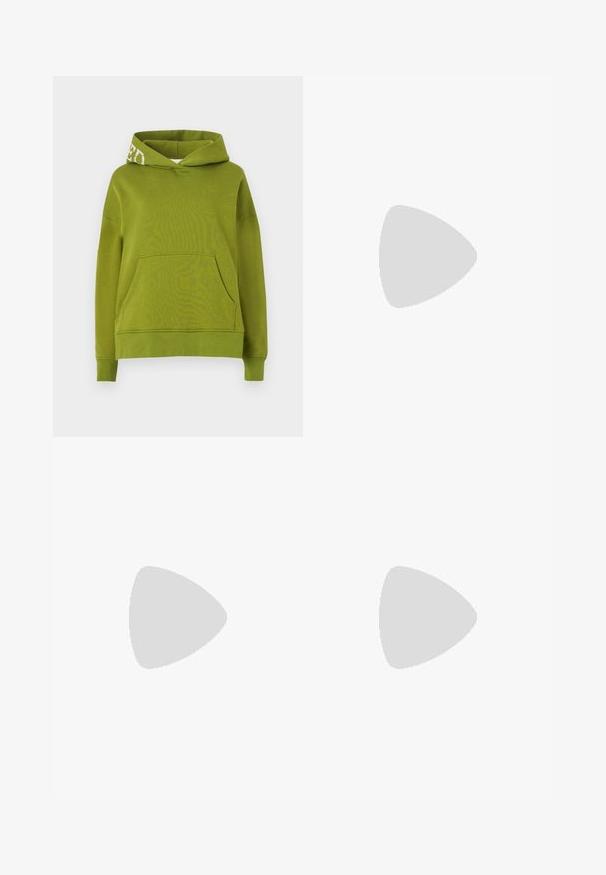 Grön huva sweatshirt i mjukt tyg, med en framficka och vit textdetalj på huvan. Avslappnad passform.; Vita vida-byxor gjorda av bomull med en slät textur. Har en framknapp, gylf med dragkedja och fyra fickor.; Vita lädersneakers med en slät yta, rund tå, minimala öglor och en platt gummisula. Enkel design utan några ytterligare detaljer.; Svart läder axelväska med en slät yta, som har ett tunt, långt band och en subtil sömdetalj nedtill i mitten.