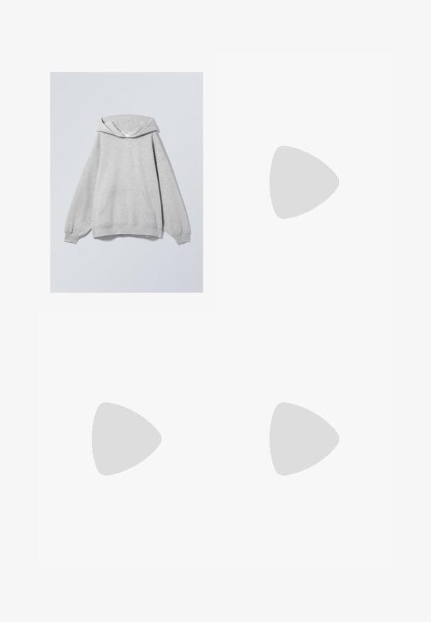 Grå sweatshirt med huva, oversized passform, sänkta axlar, stor framficka, ribbade muddärmar och nederkant, tillverkad av mjukt bomullsblandat tyg.; Långärmad vit croppad t-shirt, tillverkad av mjukt material, har rund hals och en avslappnad passform med manschetterade ärmar. Enkel och ren design.; Svarta byxor med vida ben i tracksuit-stil med elastisk midja, prydda med vita sidostråk och en liten logotyp på vänster höft. Slät tygtextur.; Svarta fotbollsskor med en texturerad läderöverdela, som har en vadderad framdel, tre vita ränder på sidorna och en yttermaterial av gummirubber.