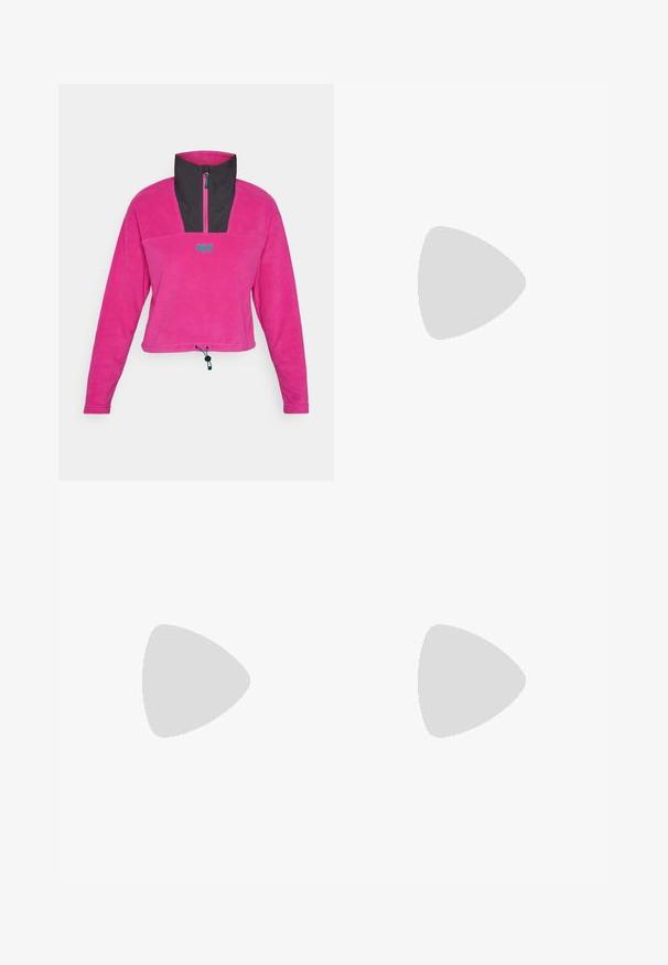 Helly Hansen DAYBREAKER CROPPED - Flísová bunda - magenta; Svetlomodré džínsy s širokými nohavicami vyrobené z denimu, s vysokým pásom, piatimi vreckami a viditeľnými stehmi pozdĺž švov.; Ružové semišové tenisky so zelenými pruhmi, bielymi akcentmi a hnedou gumovou podrážkou. Obsahujú textúrovanú tkaninu a logo na boku.; Zlaté kruhové náušnice, tenké a okrúhleho tvaru, s hladkým kovovým povrchom a bez ozdôb alebo vzorov.