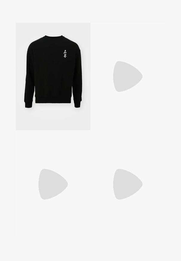 Jack & Jones JORHONOR CREW NECK UNISEX - Športni pulover - black; Črna kratka polo majica s kratkimi rokavi, ki je okrašena z teksturiranim, abstraktnim vzorcem. Ovratnik je raven in rahlo odprt, kar poudari sproščen dizajn.; Jeans kratke hlače v svetlo modri barvi s klasičnim krojem. Imajo pet žepov, oranžne šive in robove brez obdelave.; Črne usnjene loafers cipele z gladko površino, zaobljenim nosom in dekorativnim šivom na vampu. Nizek zloženi peti in rahla sijaj.