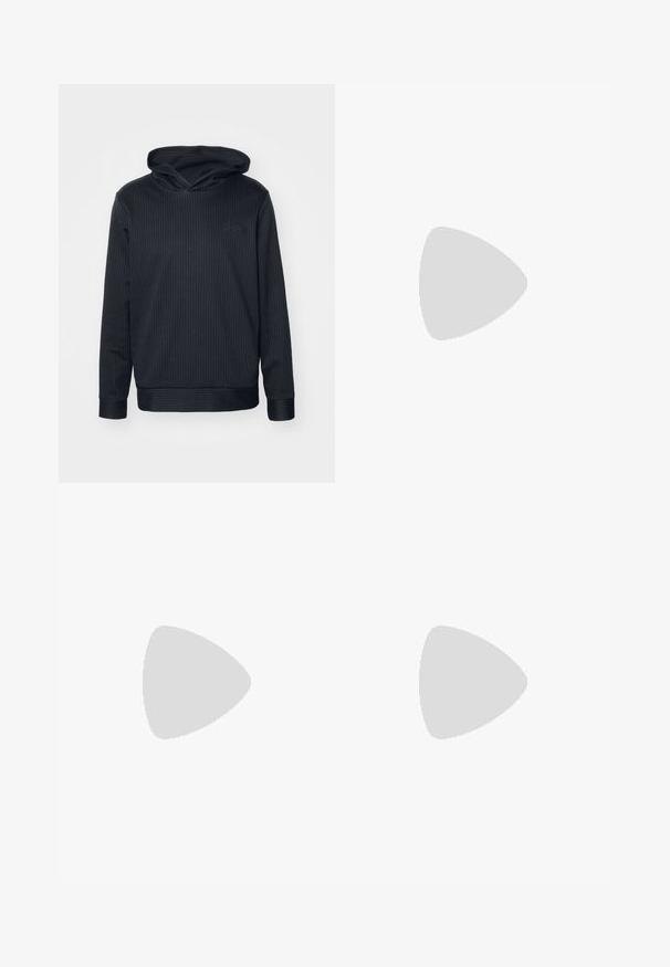 Černá mikina s kapucí, vertikální pruhy, dlouhé rukávy a žebrované manžety. Na přední straně se nachází logo v jemném tónu. Měkká textura.; Bílý bavlněný tričko s kulatým výstřihem, krátkými rukávy a jemně embosovaným logem na hrudi. Vnitřní štítek má oranžový akcent.; Modré denimové džíny s vysokým pasem, rovnými nohavicemi a jemným vyblednutím. Mají klasický pětikusový styl a zapínání na zip.; Bílé sportovní boty vyrobené z síťoviny a semiše, s texturovanou mezipodešví, texturovanými akcenty a logem "HUGO" na boku.