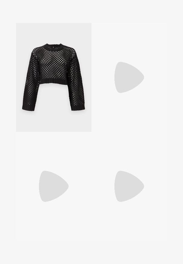 Sort cropped sweater med åben mesh-design, lange ærmer, ribbede manchetter og kant, med rund halsudskæring og struktureret overflade.; Weekday NOVA - Jeans Slim Fit - lip blue; Sorte læder ankelstøvler i ankellængde med spids tå, glat tekstur og en sølvspændeaccents på siden. Kraftig firkantet hæl.; Sort kunstlæder håndtaske med krokodilteksur, indsnøret top og en sammenkrøben rem. Ser blød og kompakt ud i designet.