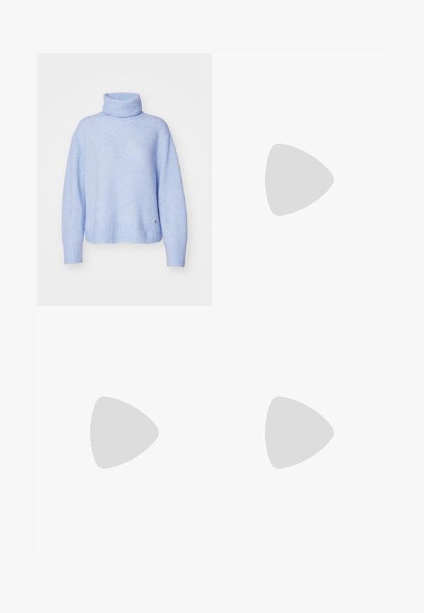 Mos Mosh THORA ROLLNECK - Camisola - blue; Calças de pele preta com uma textura suave, apresentando um ajuste reto, dois bolsos frontais e detalhes de costura visíveis.; Sandal de pele preta com bico pontiagudo e um salto bloco baixo. Apresenta uma tira no tornozelo com uma fivela em tom dourado. Textura suave.; Bolsa preta com forma estruturada, textura suave e um fecho metálico. Combinada com calças largas pretas e sandálias de salto aberto sobre um chão de madeira.
