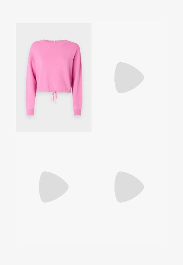 Lyserød kort sweater med lange ærmer, lavet af struktureret strikmateriale, med snoretræk ved kanten og en vid udskæring.; Vidde bukser i mørkeblå denim. Har fem lommer, bæltestropper og en rå kant nederst med synlige stikninger.; Sorte platfromsandaler med kraftige, skridsikre såler og flere stropper, der har metalspænder og en glat læderlignende tekstur.; Sort læderhåndtaske med en buet form, aftagelig rem og guldfinish. Tasken har en klap med en spænde detalje.