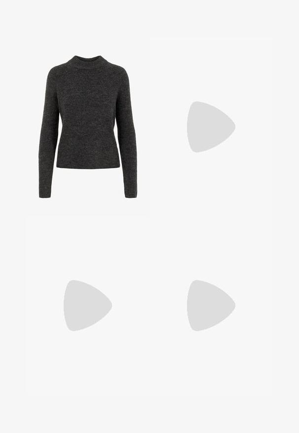 Dunkelgrauer, langärmeliger Pullover mit gerippter Textur und hohen Rundhalsausschnitt; aus weichem Material gefertigt und mit einer figurschmeichelnden Passform.; Hoch taillierte schwarze Jeans aus Denim mit weitem Bein, Fünf-Taschen-Design und sichtbaren Nähten. Der Stoff hat eine glatte, leicht strukturierte Oberfläche.; Schwarze Leder-Ankle Boots mit spitzem Zehenbereich, quadratischem Absatz, glatter Textur und Nähten entlang der Nähte. Die Absätze messen ungefähr 8,9 cm.; Braune Leder-Tote mit glatter Textur, offenem Oberteil und zwei Schulterriemen. Verfügt über minimale Nähte und keine sichtbaren Beschläge.