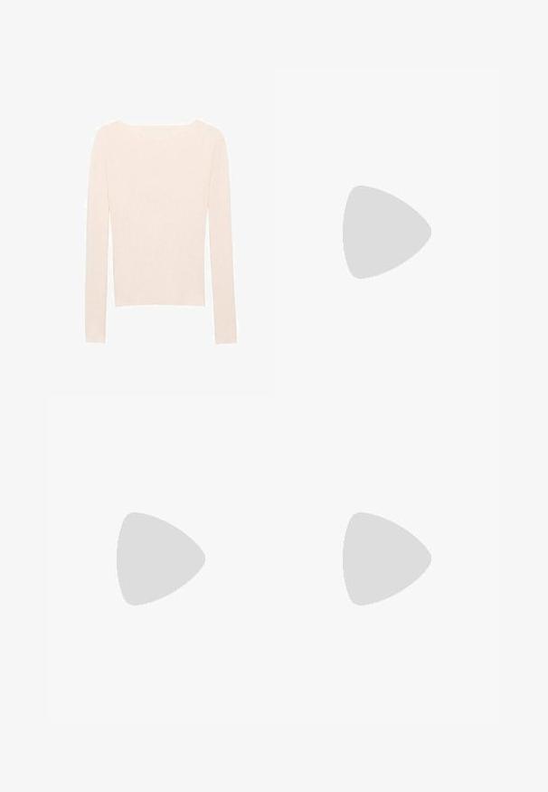 Mango Pullover - off-white; Jupe maxi en satin noir avec une texture lisse, dotée d'une fente latérale subtile pour la liberté de mouvement et d'une silhouette fluide.; Talons compensés en suède noir avec un gros talon carré, bout rond et bride de cheville fixée par une boucle en métal. Texture lisse sur l'ensemble.; Portefeuille en cuir noir avec un rabat, matériel en or, mettant en avant un accent de logo. Inclut une sangle détachable pour le transport.