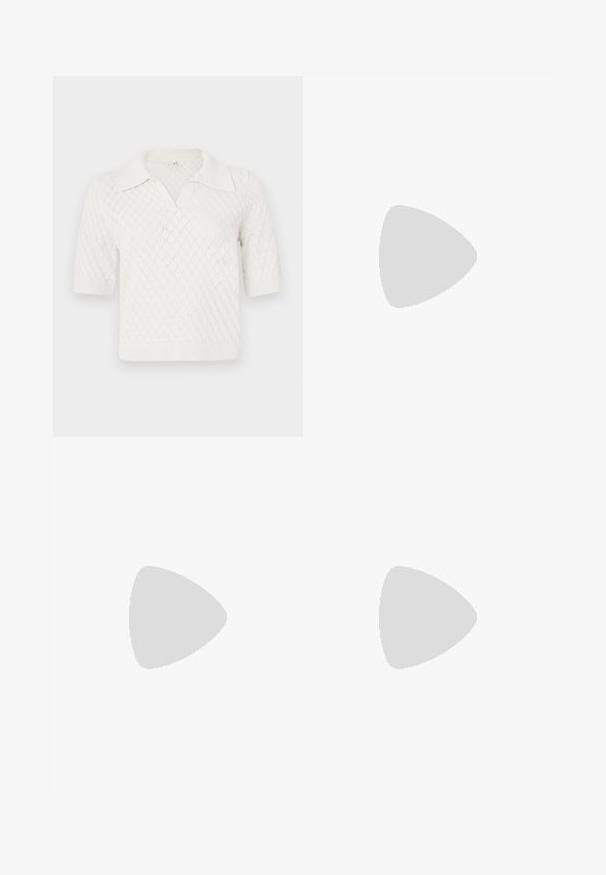 Polo shirt blanc à manches courtes en maille avec un motif en losanges, doté d'un col classique et de poignets et d'un ourlet côtelés.; Pantalons en denim à jambe large présentant un dégradé de bleu clair à bleu foncé, taille haute, passants de ceinture et une ceinture en tissu assortie. Finition en denim texturé.; Chaussures à plateforme en cuir noir avec un talon bloc épais, bout rond et un design traditionnel à lacets. Elles présentent une texture lisse et un détail minimal.; Sac fourre-tout en cuir noir avec une texture lisse, de forme rectangulaire et deux longues poignées. Pas de matériel ou d'ornementations visibles.