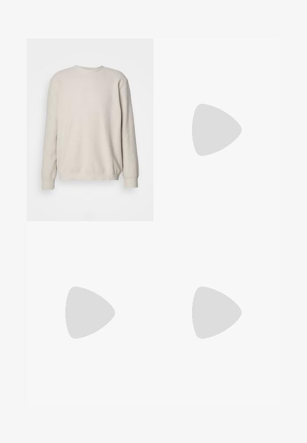 Pull à manches longues beige avec texture côtelée, col rond et poignets ajustés. Design simple et sans embellissement avec une coupe relaxée.; Polo à manches courtes de couleur marine en tissu doux, avec un col et une patte de boutonnage en contraste beige clair, et un ourlet côtelé.; Pantalons en coton bleu marine à coupe droite, dotés d'une fermeture à bouton à l'avant et de deux poches latérales. Texture lisse, sans motifs visibles.; The Antipode Baskets basses - white