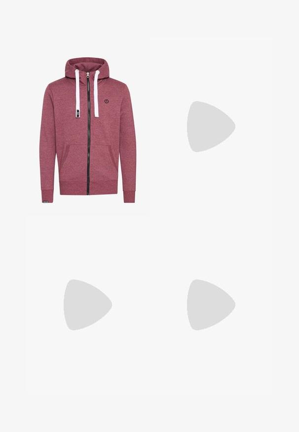 Hoodie zippé bordeaux avec poches kangourou, cordons blancs et zip noir. Présente un petit logo sur la poitrine et des bords-côtes aux poignets.; T-shirt blanc à manches courtes avec un col rond et une coupe décontractée, fabriqué à partir d'un tissu en coton mélangé doux. Aucun motif ni embellissement.; Jean en denim bleu clair avec une coupe droite, couture visible, design à cinq poches et fermeture à bouton à la taille.; Baskets Nike blanches avec des accents argentés, présentant des panneaux texturés et des perforations. Assorties à des chaussettes grises à côtes, sur un fond jaune.