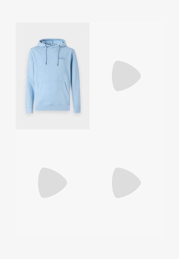 Sudadera azul clara con un bolsillo frontal, cordones ajustables y un sutil detalle de logo. Fabricada con un tejido suave y con un corte relajado.; Camisetas de algodón blancas, de manga corta, con diseño de cuello redondo, textura lisa, apiladas en una fila, con un sutil logo en el cuello.; Vaqueros de denim azul con corte recto, que cuentan con un diseño clásico de cinco bolsillos, costuras visibles y un lavado desgastado.; Zapatillas Reebok de ante beige con detalles en negro. Tienen una suela de goma, cordones tradicionales y un cuello acolchado para mayor comodidad.