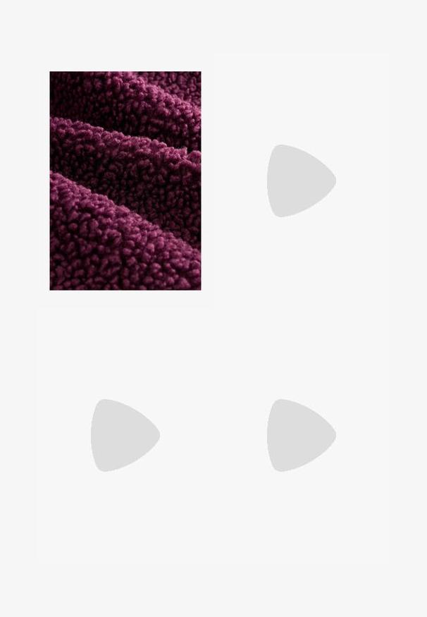 Tessuto in poliestere viola intenso con una texture soffice, caratterizzato da una superficie arricciata e una sensazione densa e morbida. Più strati si adagiano naturalmente.; Pantaloni larghi color crema con design sartoriale, dotati di due tasche frontali e una chiusura con bottone anteriore, realizzati in tessuto liscio.; Scarpa sportiva in suede marrone con strisce bianche, punta tonda, design con lacci e suola in gomma. Parte superiore testurizzata con dettagli cuciti.; Occhiali da sole neri con montatura rettangolare, lenti blu e un design del ponte distintivo. Finitura elegante, texture sobria.