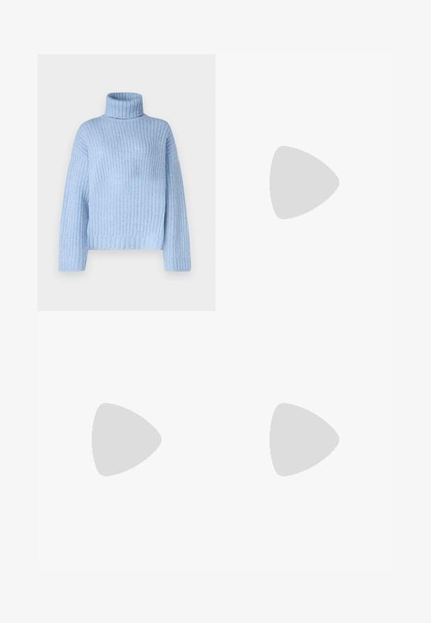 Pull en col roulé bleu clair avec une texture côtelée, doté de manches longues et d'une coupe décontractée, avec un col large et structuré au niveau du cou.; Pantalons larges marron en coton, avec une taille à cordon de serrage et deux poches avant. Tissu texturé avec une finition lisse.; BOSS IRYNA BOOTIE - Bottines à plateau - black; Sac à main en cuir noir avec une forme courbée, une seule sangle, fermeture éclair et un logo discret à l'avant. Texture lisse, design minimaliste.