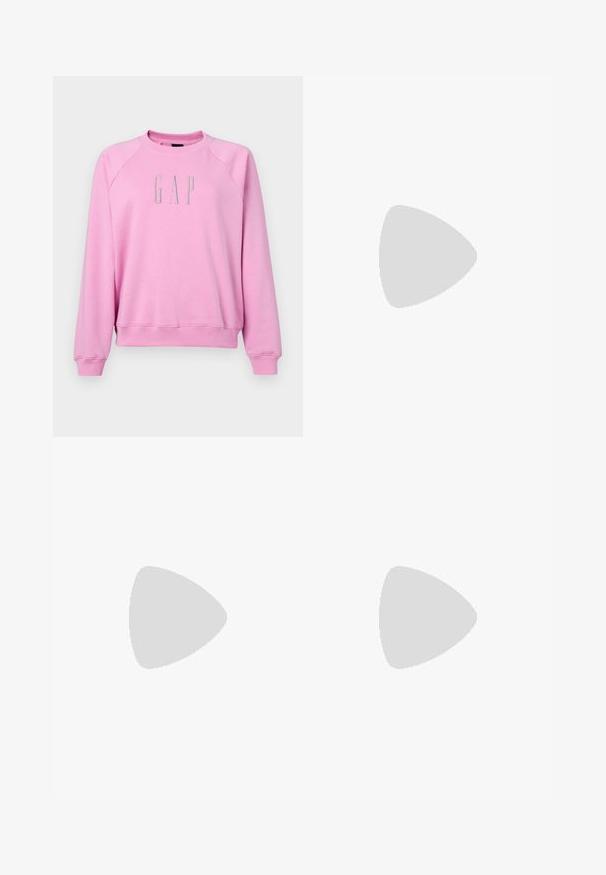 GAP LOGO CREW - Melegítőfelső - pink; Fekete, bőszárú nadrág fodros derékrésszel, két oldalsó zsebbel és sima, könnyű anyagból. Nincsenek látható minták vagy fémalkatrészek.; Fekete fűzős sportcipők vastag talppal, sima bőrből készült felső résszel, kerek orral és jellegzetes, réteges platform dizájnnal.; Fekete bőrtáska ívelt formával, levehető pánttal és arany színű fémrészekkel. A táskán egy csattal díszített fedél található.