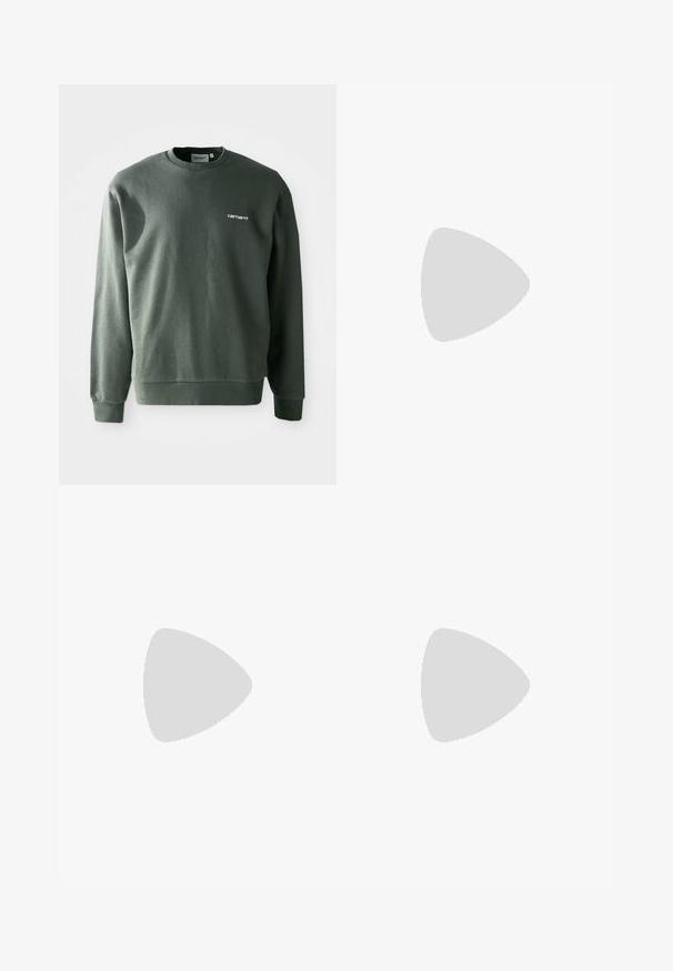 Felpa verde scuro in misto cotone, con collo a girocollo, polsini a coste e un piccolo logo bianco sul lato sinistro del petto.; T-shirt bianco in cotone con maniche corte, con colletto girocollo, caratterizzato da un piccolo logo dorato sulla parte sinistra del petto. Tessuto morbido e vestibilità regolare.; Jeans in denim blu scuro con vita alta, design a gamba dritta, cuciture a contrasto e tasche applicate sulla parte frontale.; Sneaker in suede nero con suole in gomma bianca e strisce laterali, abbinate a pantaloni cargo verde chiaro, in piedi su una superficie scura e texture.