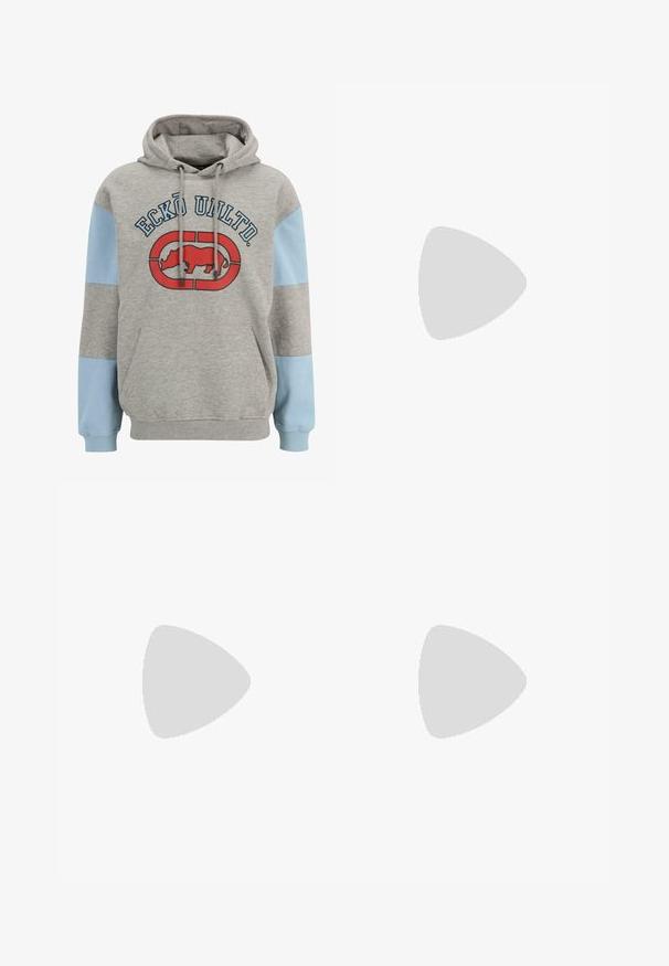 Felpa grigia con maniche azzurro chiaro e tasca a marsupio. Presenta un logo grafico rosso e nero sul davanti. Tessuto morbido in miscela di cotone.; Pantaloni lounge grigi in cotone con cintura elastica, cordoncino e due tasche laterali; design a gamba dritta, morbida al tatto, senza motivi.; Stivale alla caviglia in suede tan con collare imbottito nero, occhielli in metallo dorato, dettagli in cucitura bianca e suola in gomma robusta con battistrada pronunciato.; Occhiali da sole con una montatura in plastica grigia chiara e slanciata, design avvolgente, lenti scure e una superficie liscia. Presentano un branding minimale sul lato.