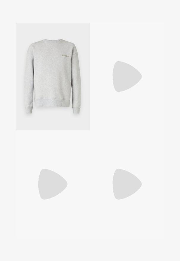 Sweatshirt grigio realizzato in tessuto morbido, caratterizzato da un colletto e polsini a coste, con la scritta "CLOSED" ricamata in un colore a contrasto.; Pantaloni neri in velluto a gamba dritta con vita elastica e cordoncino anteriore, esposti su uno sfondo bianco uniforme.; Scarpa nera a mocassino intrecciata con un accentuato in pelle liscia sulla parte superiore, design a punta rotonda e suola in gomma a profilo basso.; Borsa a tote sintetica nera con due manici, tracolla rimovibile, tasca frontale con zip e dettagli in metallo argentato.