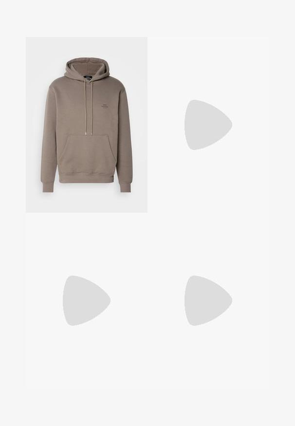 Sudadera marrón hecha de tela suave, con un bolsillo en el frente, cordones y un pequeño logo en el pecho. Puños y dobladillo acanalados.; BOSS TEE - Camiseta básica - open white; Pantalones beige de tela suave, con corte recto, pliegue sencillo y puños enrollados. Incluyen un cierre frontal con botones.; Zapatillas beige con una combinación de cuero liso y material de ante. Presentan detalles blancos, cordones planos y una ligera suela de plataforma.
